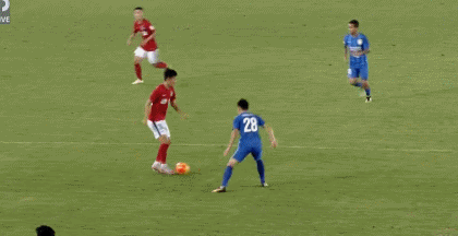 第47分钟,伊沃越位位置接到队友长传,在哨响后继续射门,被主裁判出示