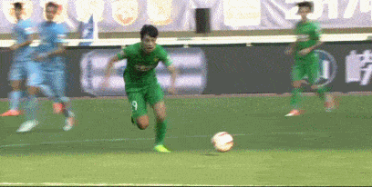 第23分钟,金泰延在拼抢中受伤倒地,队医进场对他进行简单治疗后他又