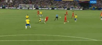 开场第2分钟,德布劳内前场中路得球大禁区外右脚远射,皮球偏出左侧