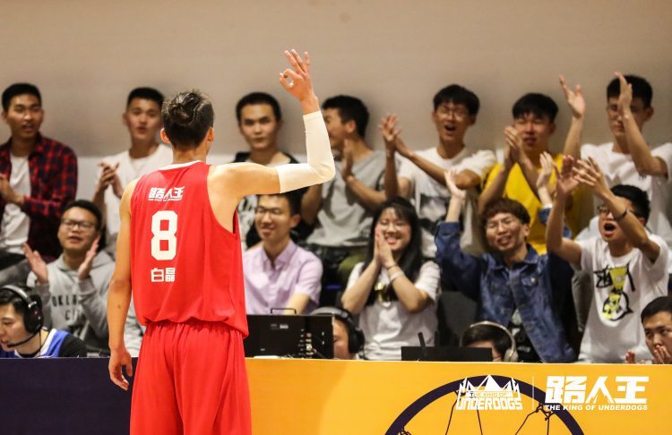 姓名:白晶 身高:194cm 体重:82kg 年龄:20岁 国家一级篮球运动员