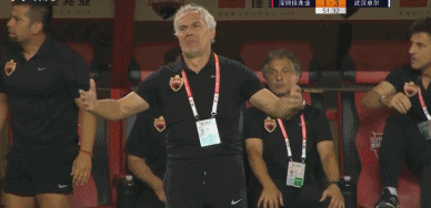 gif:真急啊!深圳比分落后,多纳多尼场边表情无奈