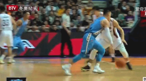gif-北京电视台慢镜放出林书豪一场比赛中遭受到的防守镜头