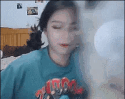 谁知道这个gif里是哪位主播啊