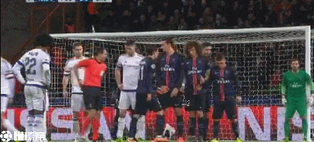 伊布排人墙时推开队友