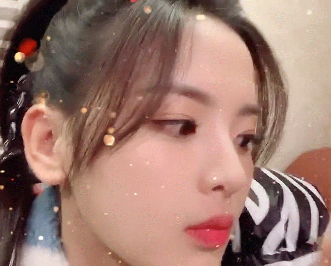 杨超越表情包秀