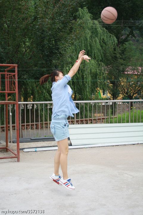 2014女生穿运动短裤