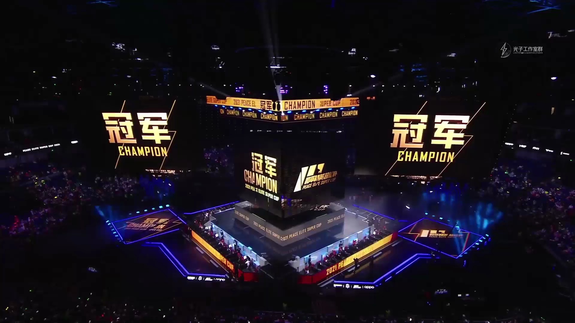 荣誉时刻ag舒寒捧起超级单排赛冠军头盔及获得百万奖金