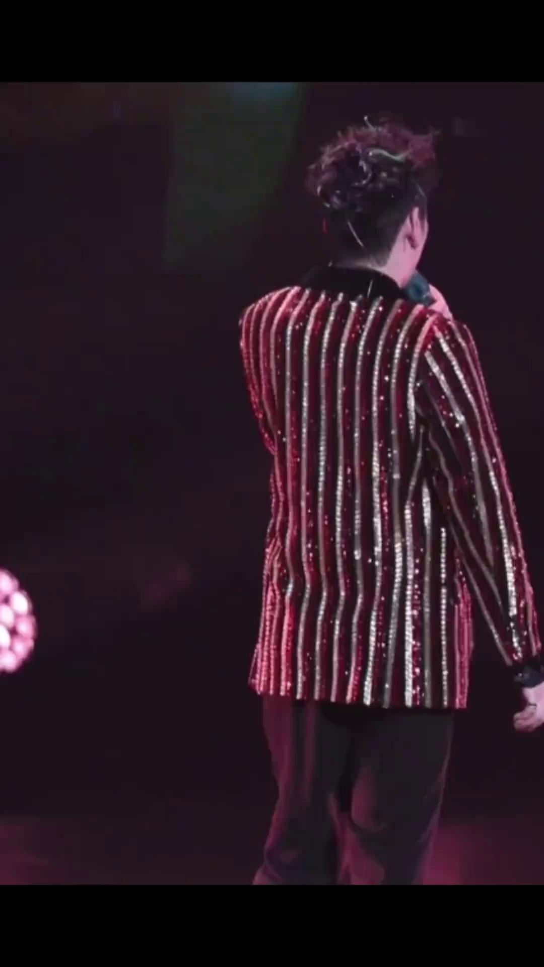 张云雷居然还能开演唱会?胖这么多?女粉还这么多呢