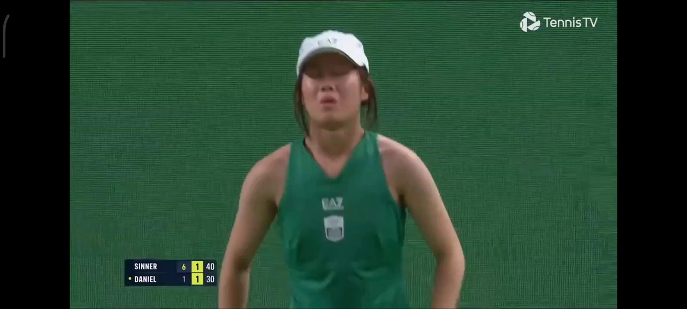 ❤️小球童被发球打到了脚,暖心辛纳即刻上前安慰-综合体育-网球
