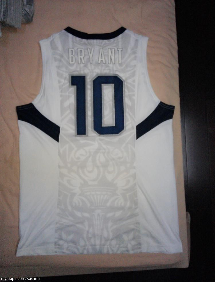 先晒一下科比2008年白色主场奥运会球衣.然后想听听各位jr的一个意见.
