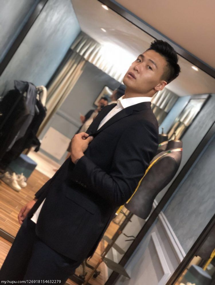 赵睿穿西服很有范儿