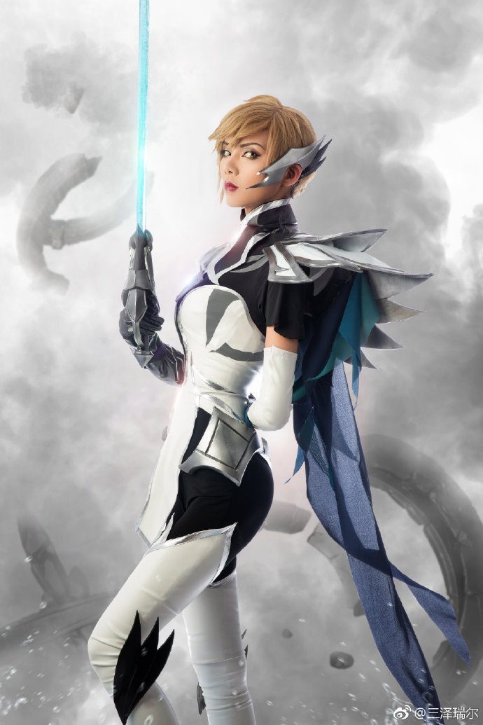 皮肤未出,cos先行,theshy冠军皮肤剑姬的这波cos怎么说?有点好看
