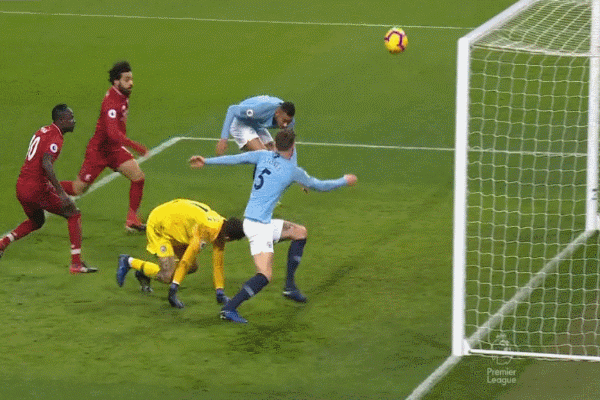 足球话题区  当斯通斯在对阵利物浦的比赛中把球从门线上铲出时,曼城