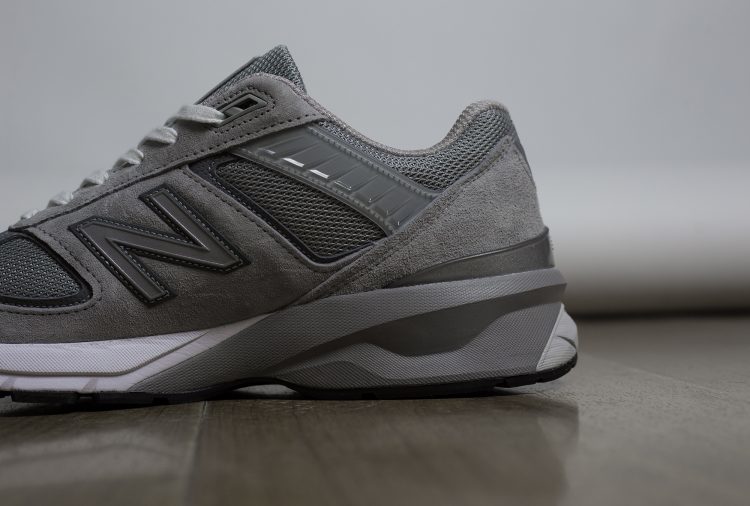 诚意不足的new balance990v5,第五代990算是最失败仓促的一代.