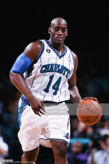 防守乔丹的是安东尼-梅森.他2015年因心脏病去世了.