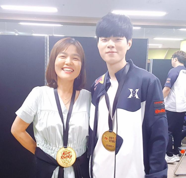 deft妈妈更换脸书头像:与金赫奎洲际赛的合影