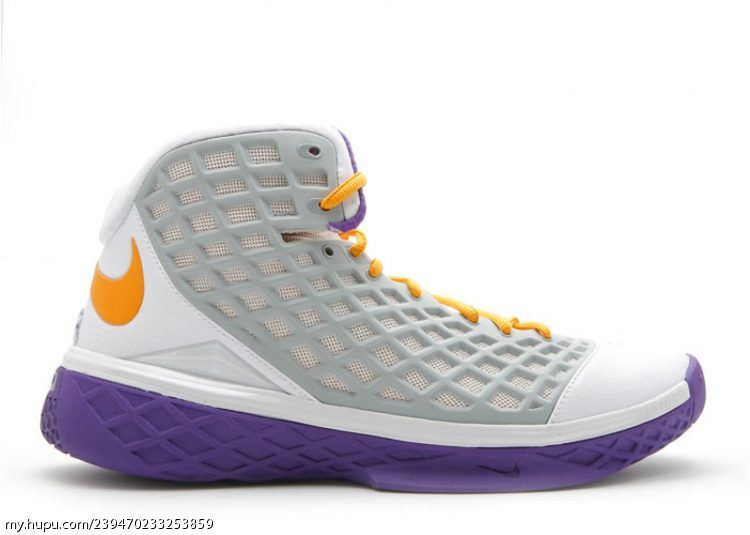 的突破,轻量化设计也为后来的科比个人签名鞋系列的整体设计做出铺垫