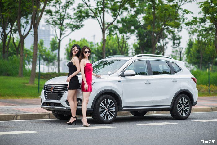 [车家媳妇]性感姐妹花与荣威rx5合拍,两位小姐姐你更喜欢谁?