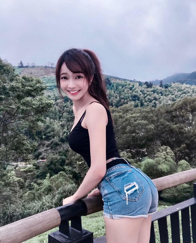 【ig红人】台大中文系美女主播,热爱健身三围傲人的