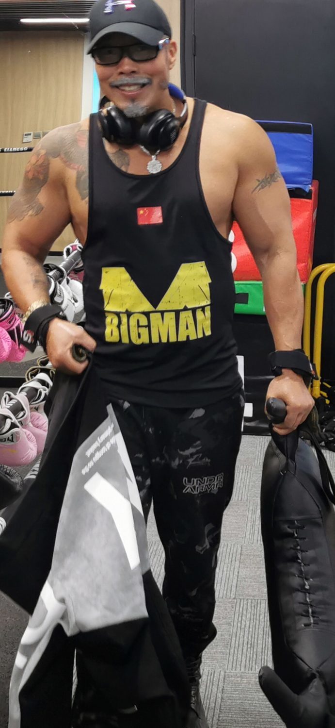 这臂围这身材!这位60岁的前特警教官啥水平?你能抗他一拳吗?