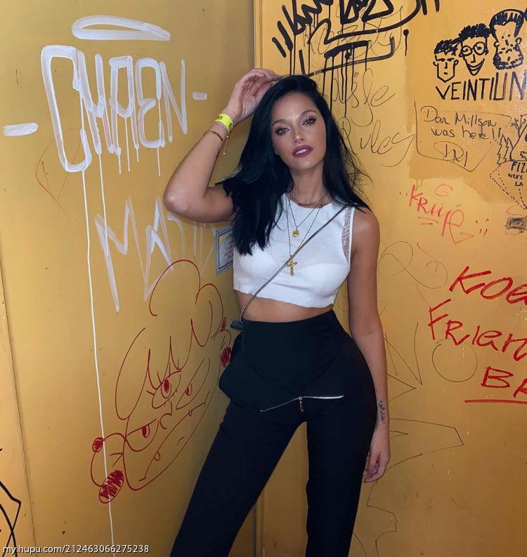 迪巴拉女友奥莉安娜这裤子挺有风格!