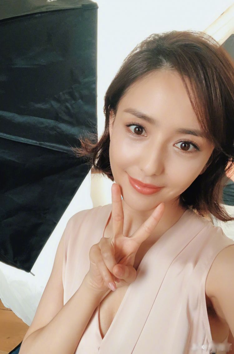 为什么佟丽娅比剪刀手拍照就这么好看呢?