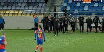 虎扑|青岛黄海总比分8-7逆转武汉卓尔成功保级 朱建荣救主