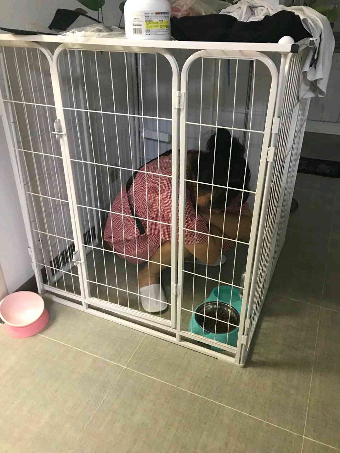 在家劳资就是特权!媳妇不听话就进狗笼子里待着!