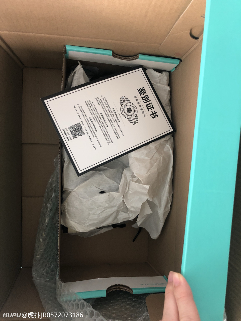 nike sb dunk 从毒上买的,人家的鞋盒都是正方形的,我鞋盒长这样真是