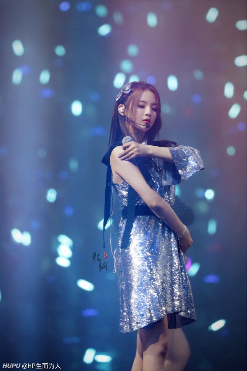 杨超越大胆舞台造型