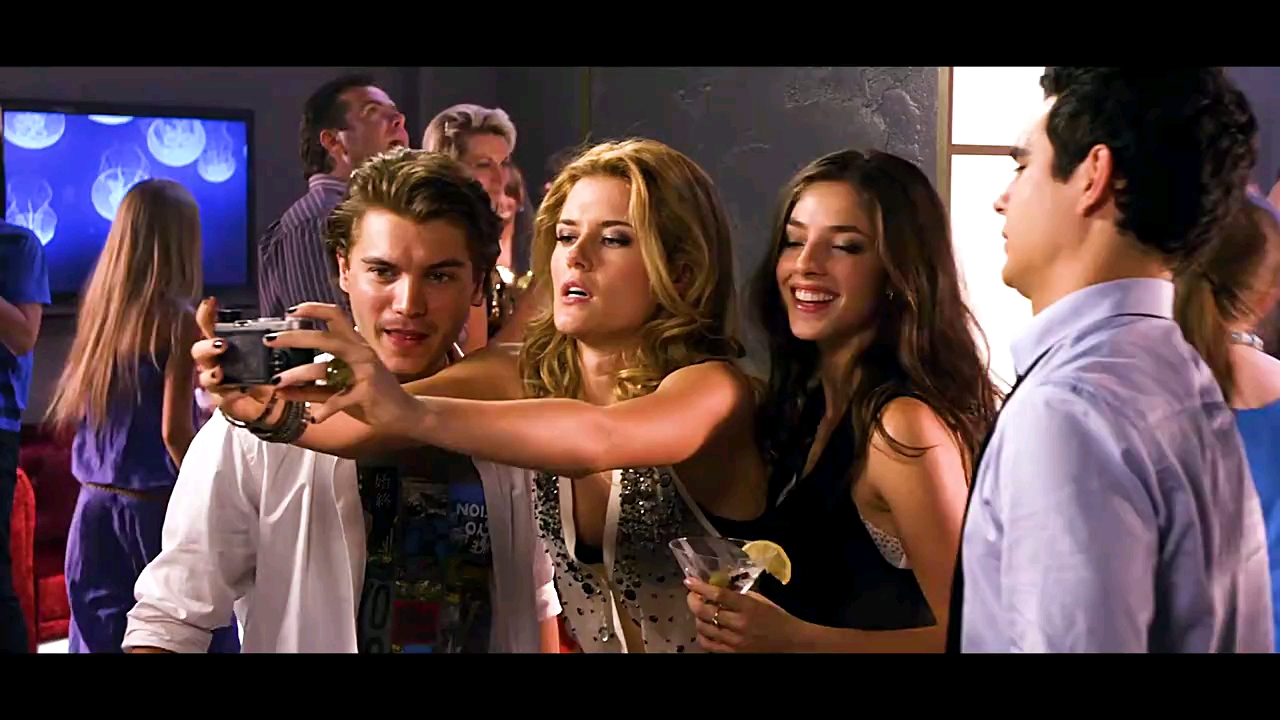 电影至暗之时外星人突然造访地球人类接触后瞬间化为灰烬