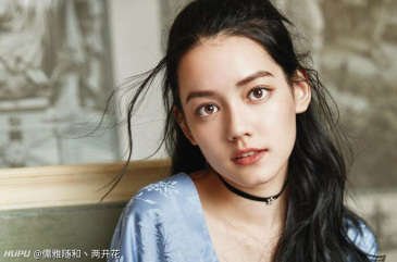 angelababy签下的00后中德混血小花李诗颖,长相酷似迪丽热巴,你觉得