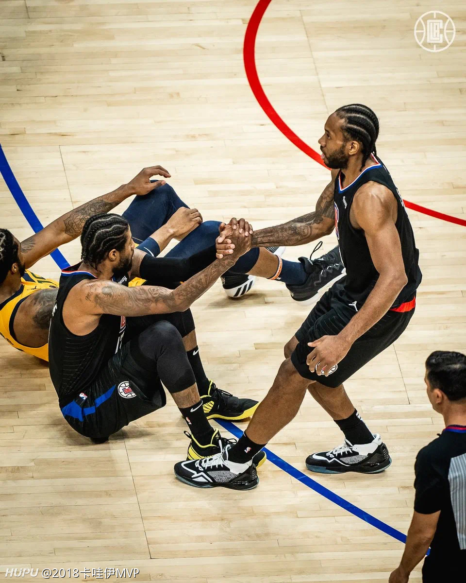 兄弟们,有没有今年快船季后赛的集体照片,相当壁纸