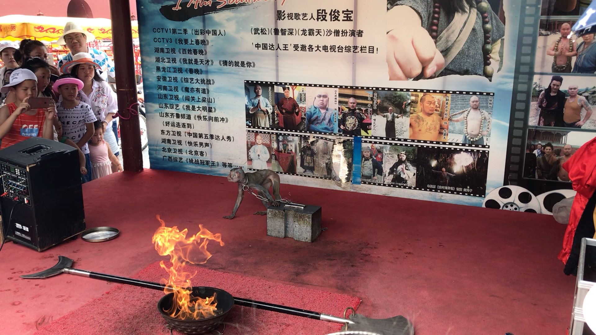 河南嵩山和尚现场竟徒手撕脸盆刘烨轻蔑一笑上台打假直接把脸盆撕碎