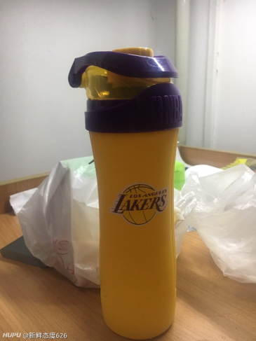 德克士,付钱时点名要湖人的水杯,后面取餐时发现汉堡包装是绿军的什么