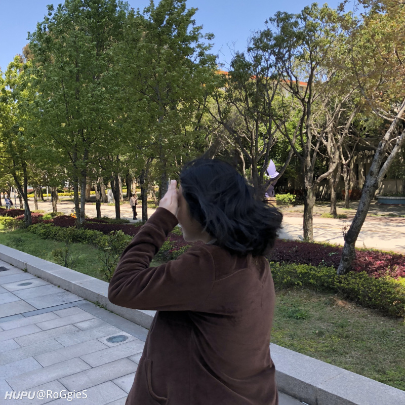 福利就上她的背影吧