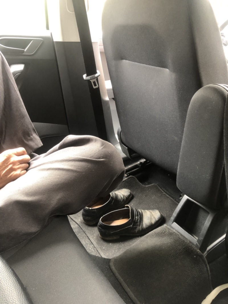 学车碰到车上脱鞋的怎么办?