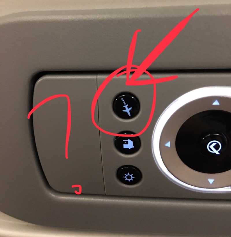 第一次坐飞机,请问这个是一键坠机按钮吗_虎扑