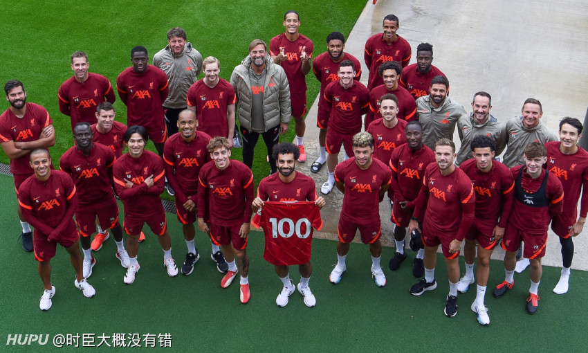 利物浦全队拍摄全家福,祝贺萨拉赫达成英超百球里程碑 - 利物浦专区