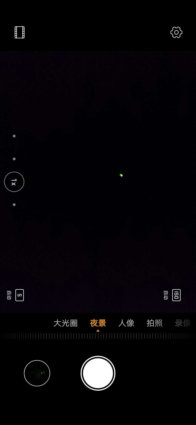 室内拍的,开了夜景模式还是一片黑.网上看别人的p30跟夜视仪一样.