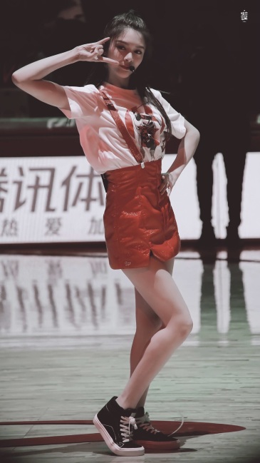 火箭少女好尬啊,看球那么多年,不习惯啊.