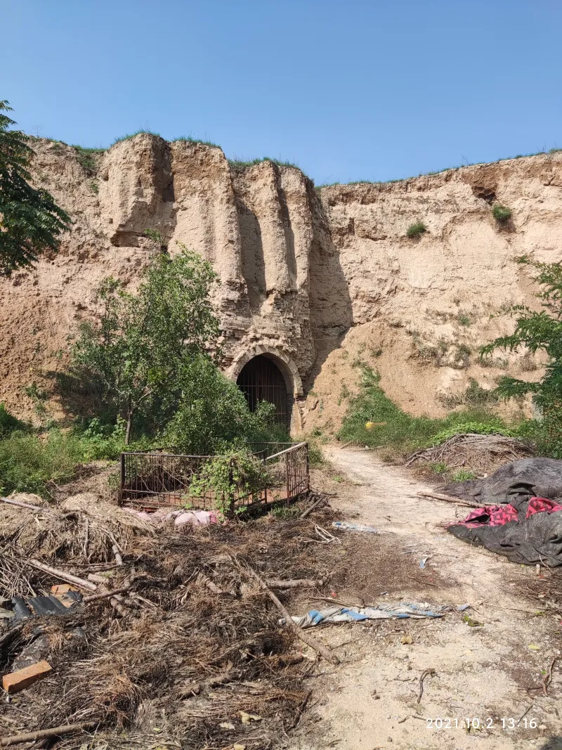 探访玉璧古战场万人坑遗址.