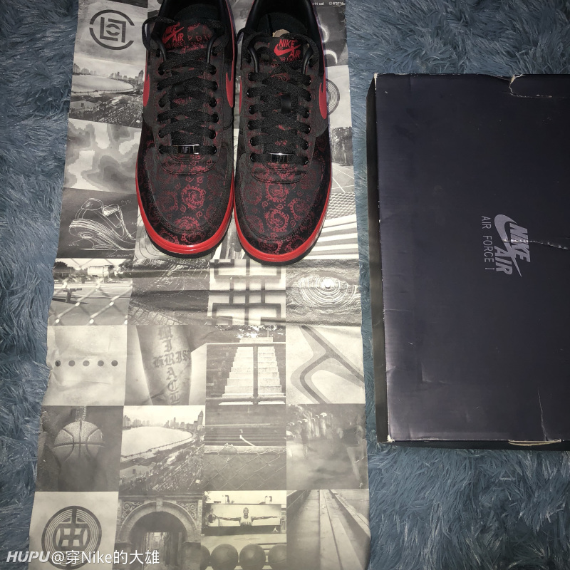 鞋盒部分普通air force1盒子 防潮纸部分相当亮眼 鞋垫上的图案拍得不