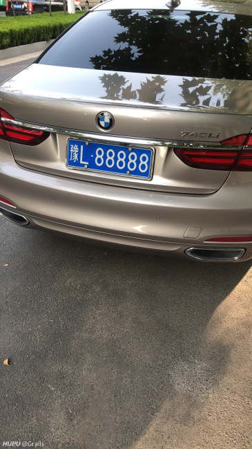 刚拍到的这个车牌,在全国都能排的上号吧