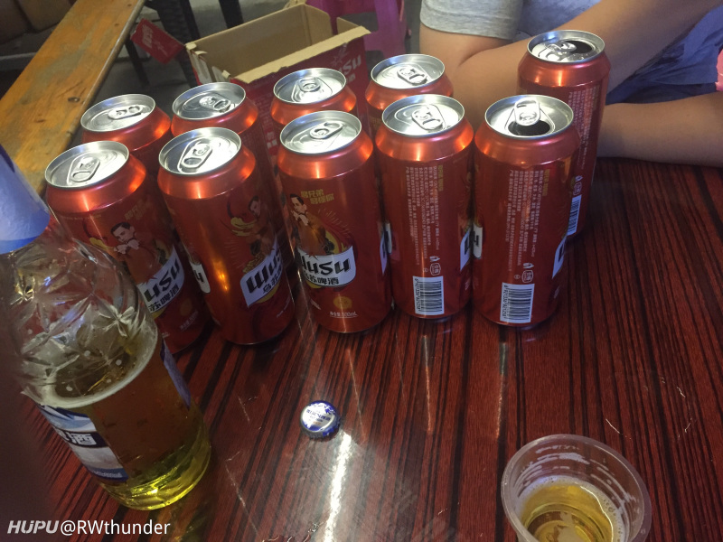 同学去新疆,搞了一箱乌苏啤酒,再就着他的戈壁滩的爱情故事,喝的我快