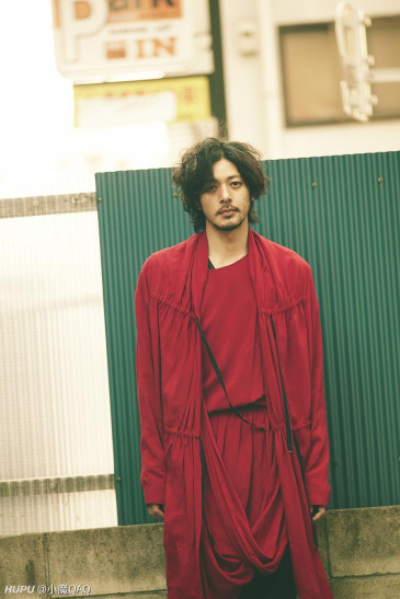 你怎样看待留长发蓄胡子的男生?