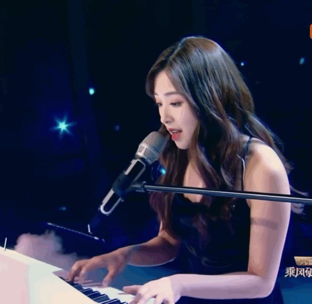 双马尾张含韵长的真的好像余霜尤其是这几张截图乘风破浪的姐姐里的