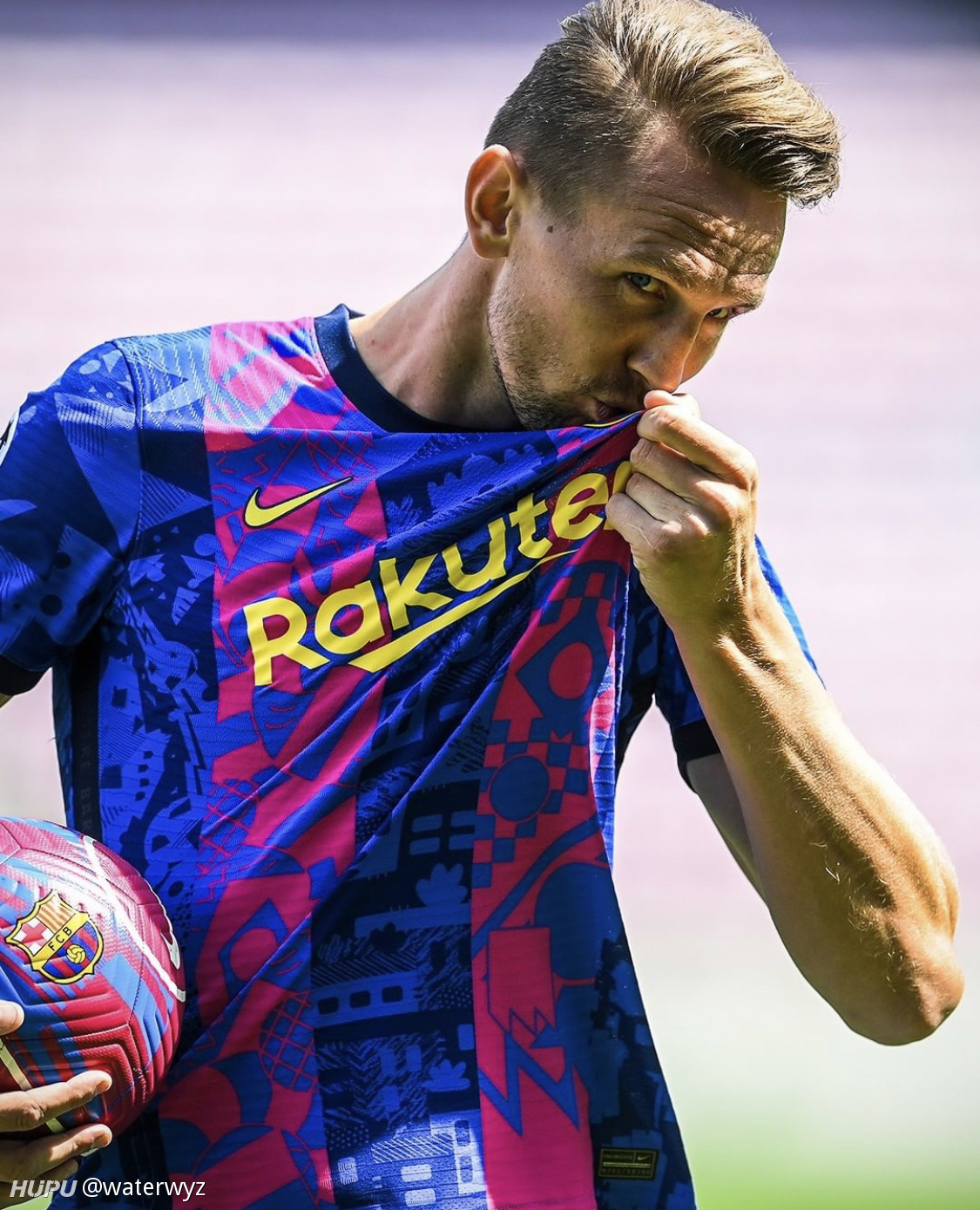 吕克德容亮相诺坎普你认为新赛季他能为巴萨打入多少进球