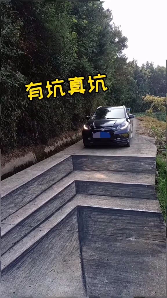 在马路上画一个坑路人会有啥反应呢