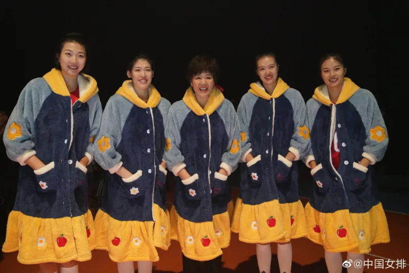 昨日郎导携女排队员提前给大家拜年 2名前八一女排球员定去向 体育场 虎扑社区
